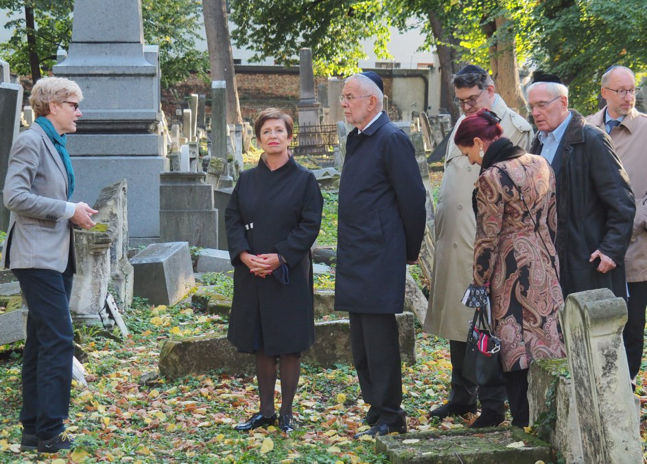 Federal President Alexander Van der Bellen at the cemetery