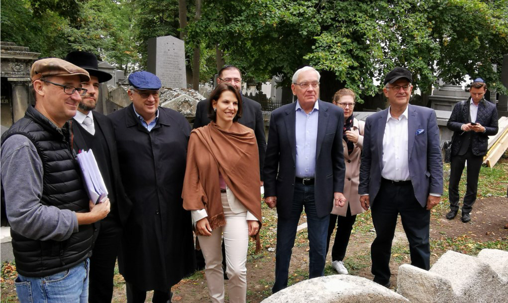Bundesministerin Mag. Karoline Edtstadler am Friedhof